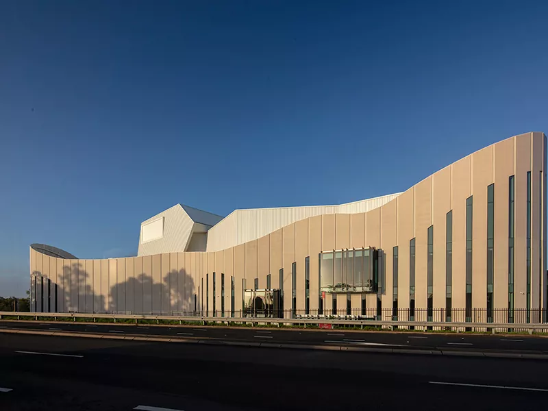 Pourquoi le bâtiment de théâtre à structure en acier est-il important dans l'architecture moderne ?