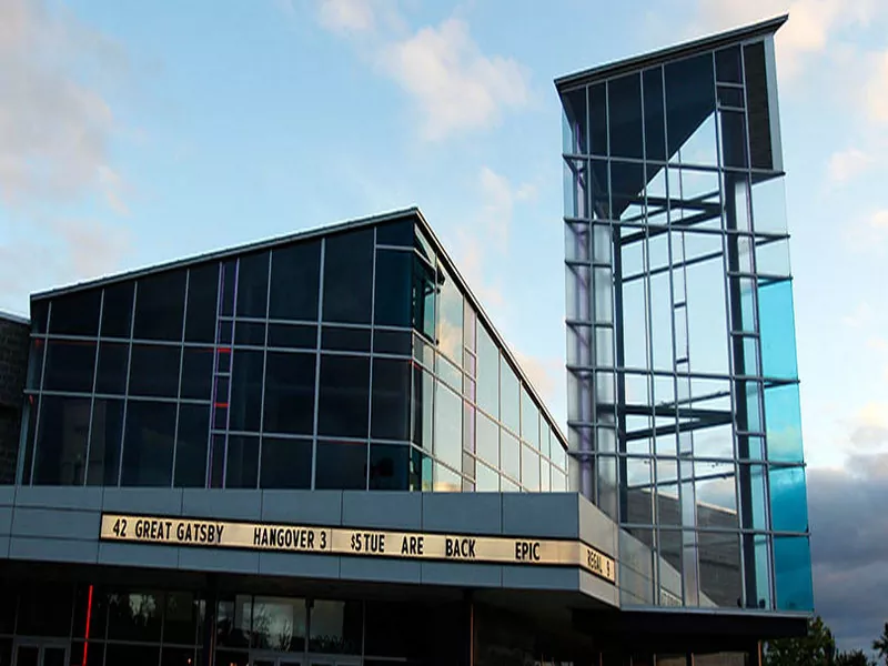 Comment un cinéma à structure en acier peut-il redéfinir la construction d’une salle de cinéma moderne ?