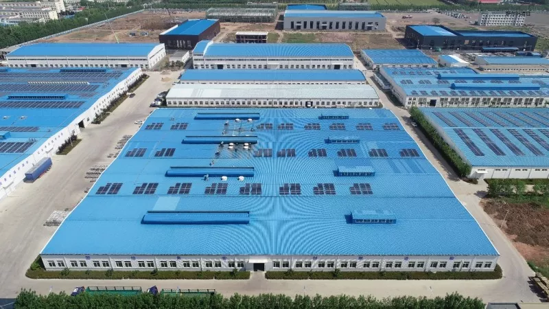 Comment la structure à grande portée du bâtiment de construction de l’usine de confection de vêtements à ossature d’acier a-t-elle été réalisée ?