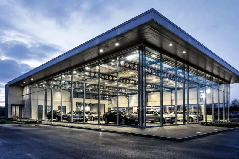 Pourquoi la conception à grande portée est-elle le principal avantage de la construction d’une salle d’exposition automobile à ossature d’acier ?