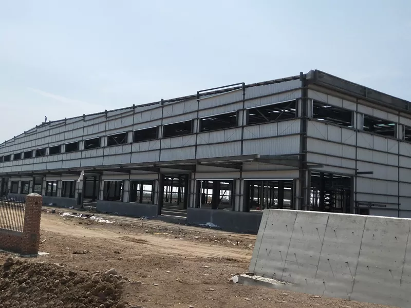 Entrepôt à structure métallique durable