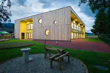 Construction de jardin d'enfants à ossature d'acier légère