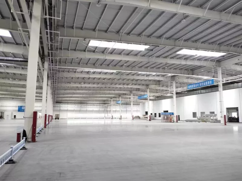 Construction d'entrepôt de structure métallique à travées multiples