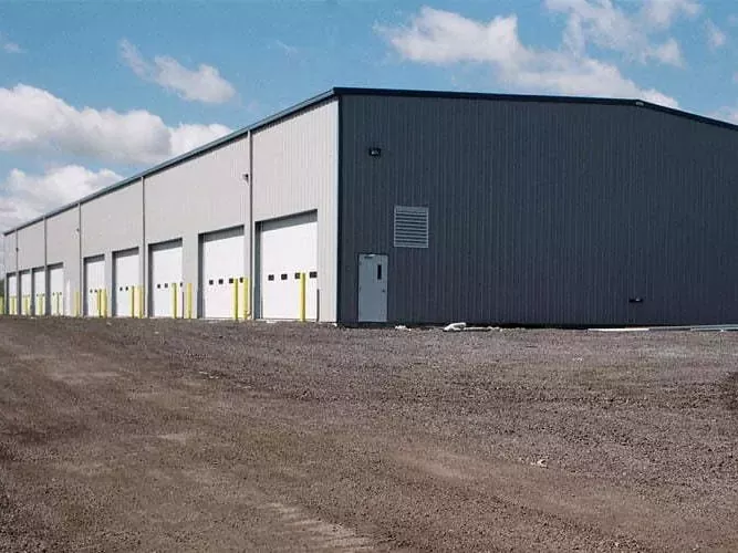 Entrepôt en acier préfabriqué pratique et esthétique