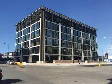 Immeuble de bureaux préfabriqué à ossature d'acier