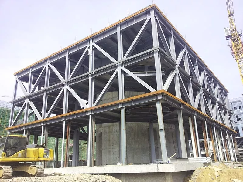 Salle de conférence sur la structure métallique de l'école