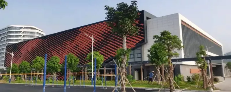 Gymnase à structure en treillis spatial