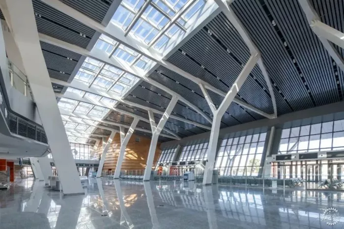 Bâtiment de gare minimaliste moderne en acier