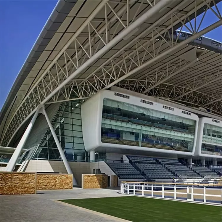 Stade adopté par des fermes de tuyaux en acier