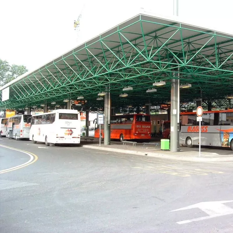 Dépôt de bus à structure métallique