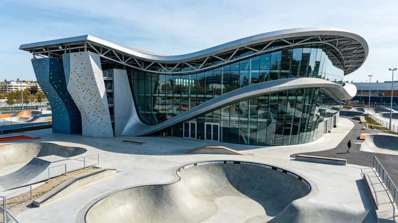 Centre complet de sports extrêmes à structure métallique