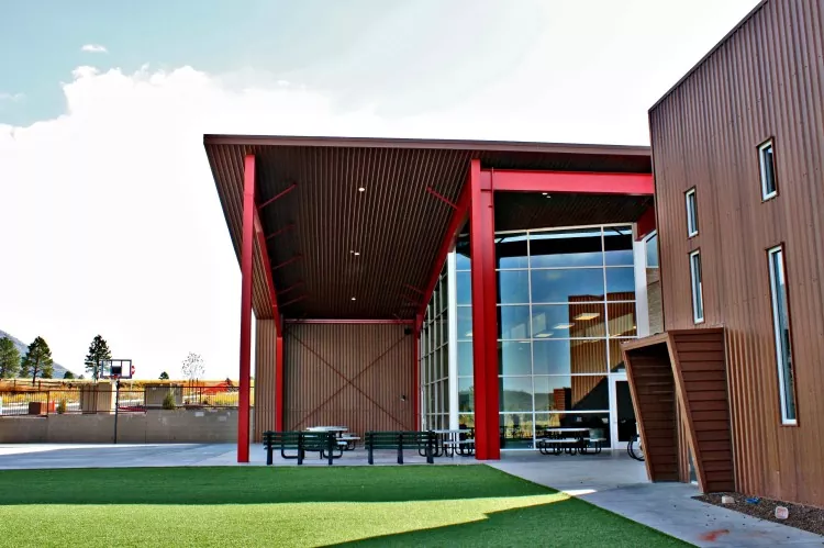 Complexe scolaire moderne à structure métallique